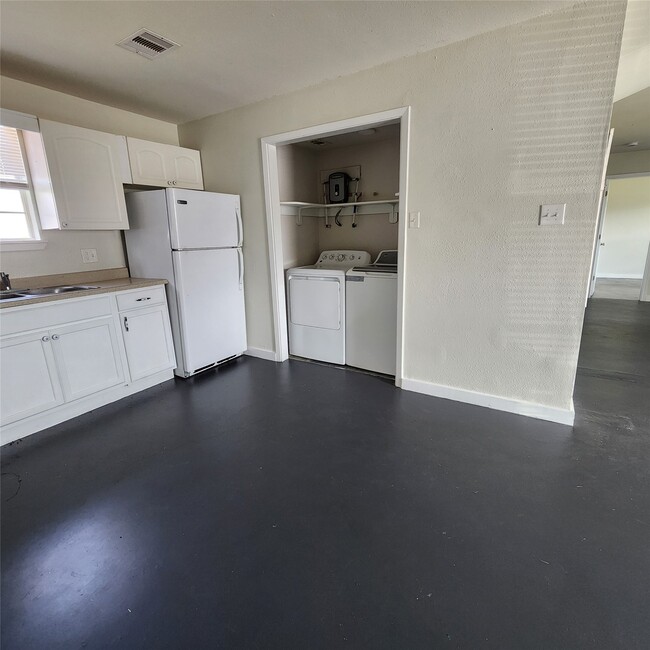 Building Photo - 4710 Pelican