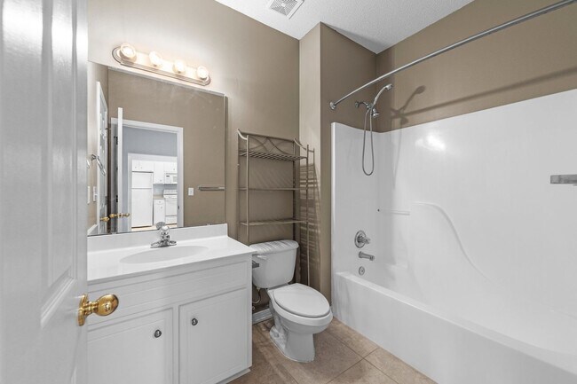 Building Photo - Great 1 Bedroom Unit at the Oaks!