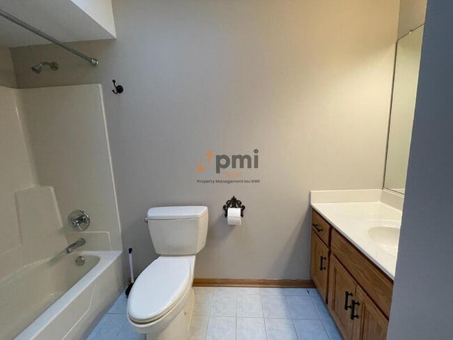 Building Photo - 725 Seminary Dr