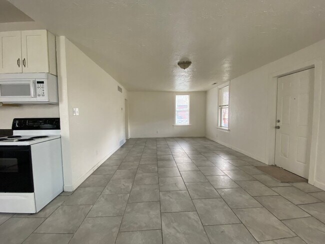Building Photo - 856 S 900 W