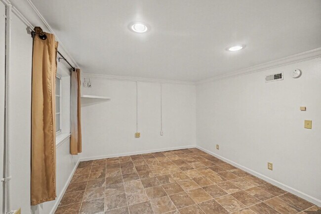 Building Photo - 3-Bedroom Duplex with Finished Basement & Central Air $1600/month