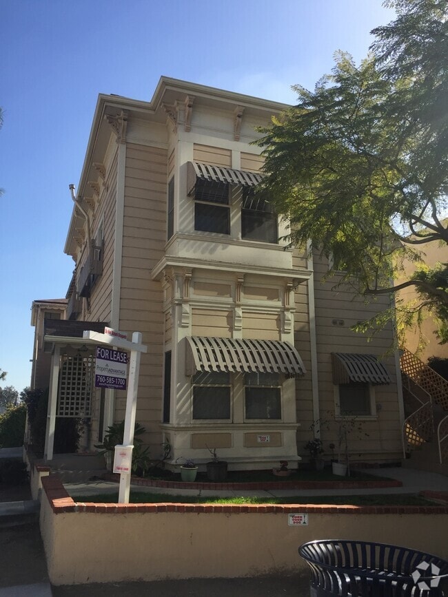 Building Photo - Spacious corner unit in Cortez Hills!