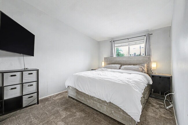 Building Photo - 2025 E Howe Ave