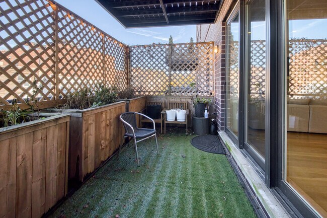 Building Photo - 736 W Melrose St