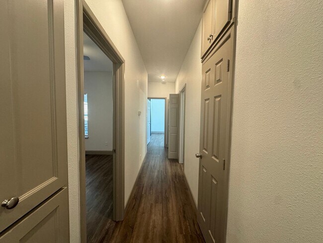Building Photo - 2 Bed 2 Bath Town Home Available