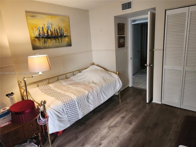 Building Photo - 1925 Brickell Ave