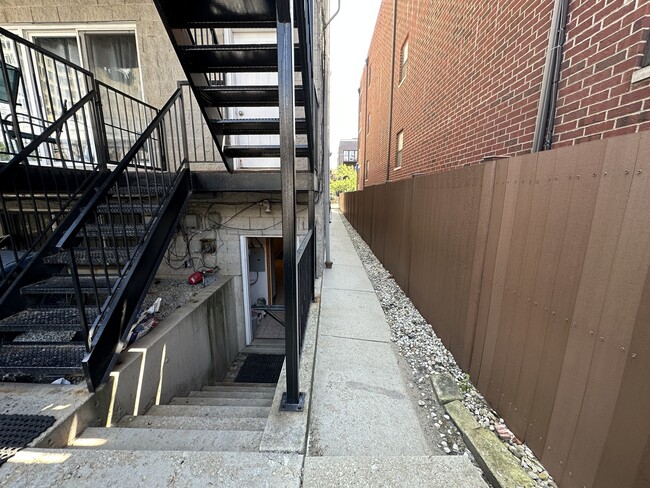 Building Photo - 4726 N Winthrop Ave