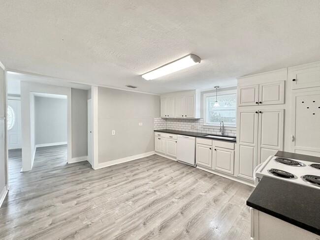 Building Photo - Available Now! Charming & Updated 3-Bedroo...