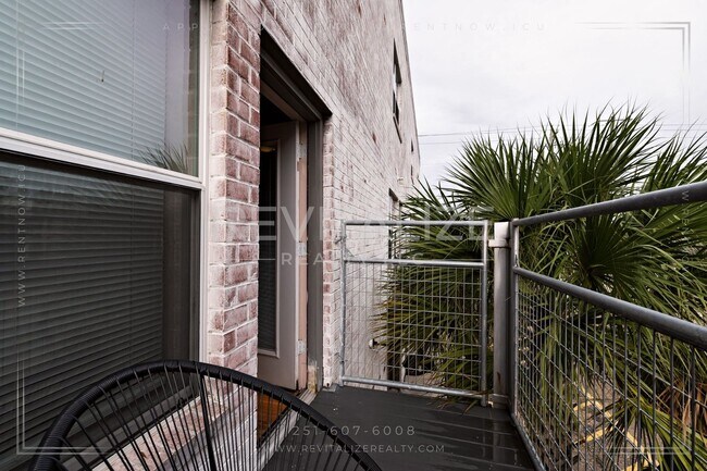 Building Photo - Fully Furnished Townhome w/ Private Garage