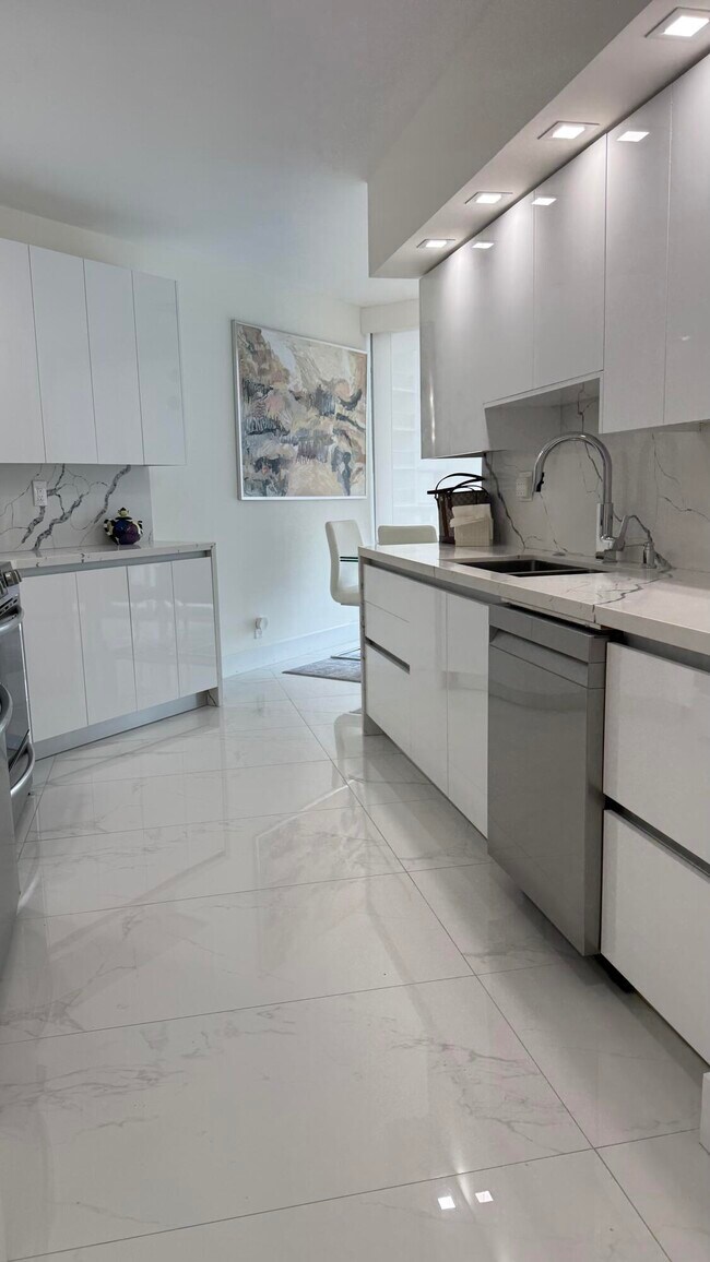 Building Photo - 16425 Collins Ave
