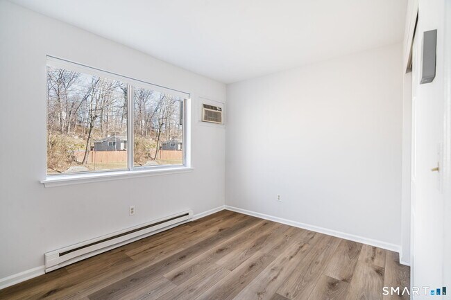 Building Photo - 8 Rose Ln