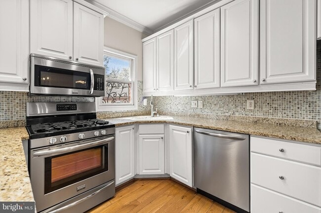 Building Photo - 211 W Hill St