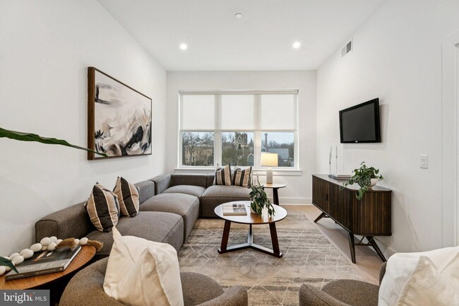 Building Photo - 30 W Allens Ln