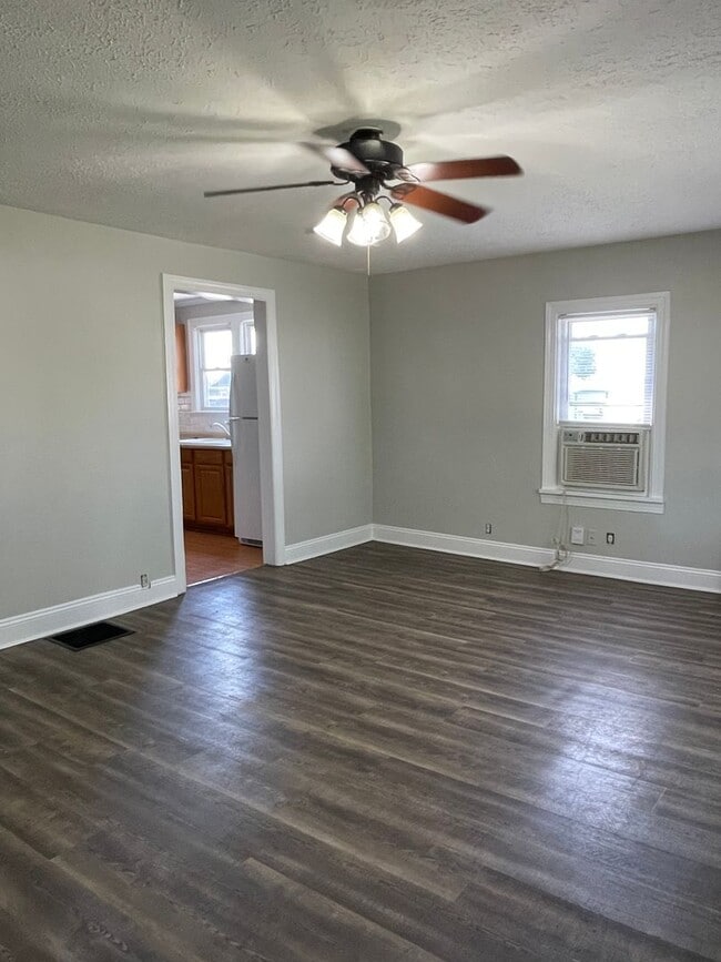 Building Photo - SINGLE FAMILY HOME Available August 1st!