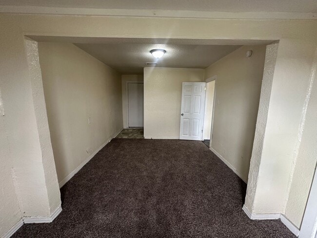 Building Photo - 3921 Roselawn Dr