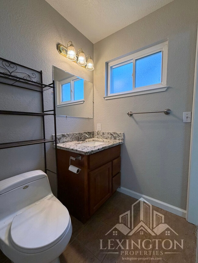 Building Photo - Lovely updated, 3BD/2BA, Home in Rocklin – off Pacific St. near Hwy 80 Access!