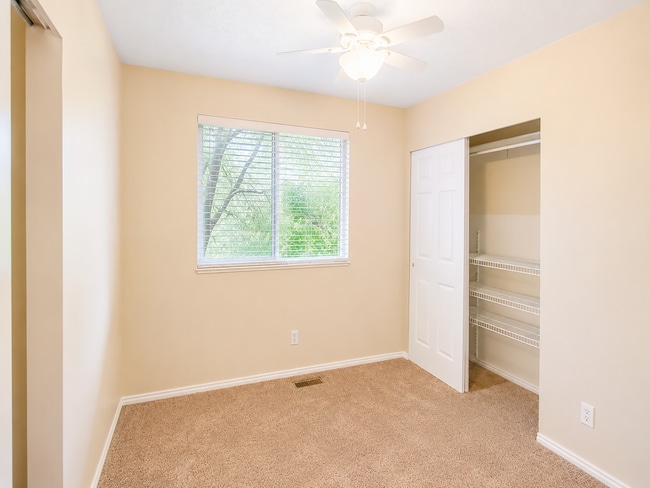 Building Photo - Charming 5-Bedroom Cul-de-Sac Home in Sandy with Garden Beds and Outdoor Space