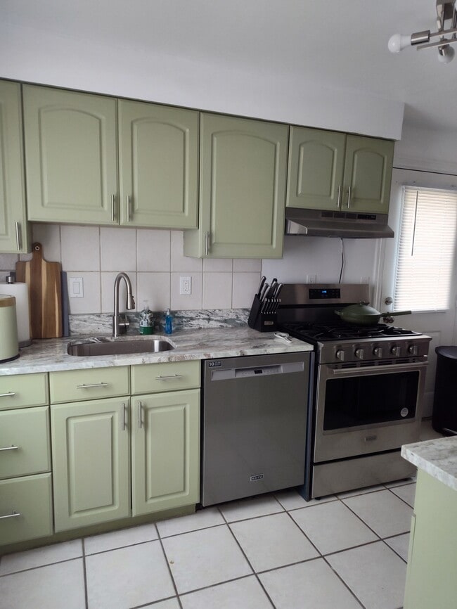 Building Photo - 1718 Fallowfield Ave