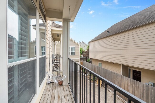 Building Photo - 5239 Schuler St