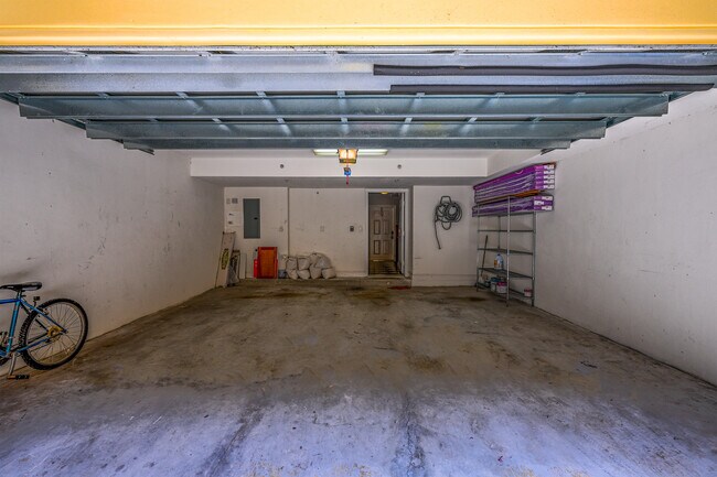Building Photo - 542 NE 7th Ave