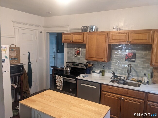 Building Photo - 2870 Fairfield Ave