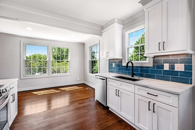 Building Photo - 5656 Kendall Dr