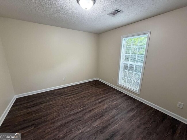 Building Photo - 211 Ravenwood Ct
