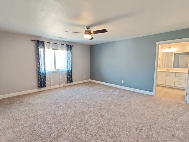 Building Photo - *DECEMBER SPECIAL* $500 OFF FIRST MONTHS RENT