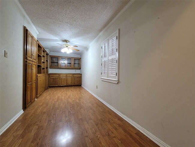 Building Photo - 738 Hawthorne Ln