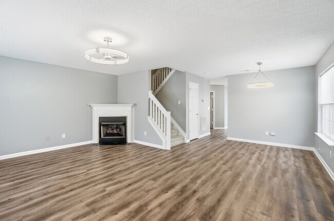 Building Photo - 2 Bedroom End Unit Townhome in University Heights!