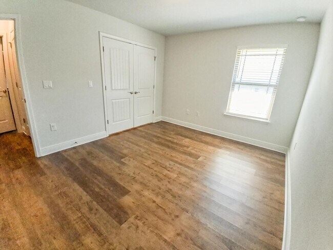 Building Photo - 5783 Dogwood Dr E