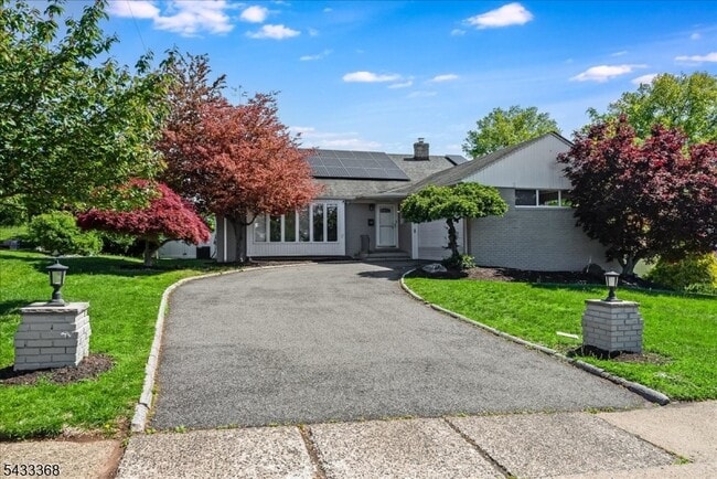 Building Photo - 32 Brantwood Pl