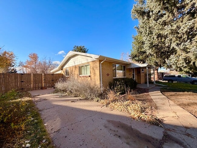 Building Photo - DEC RENT FREE FOR A LEASE STARTING BY NOV 15TH! - BRICK HOME WITH FINISHED BASEMENT