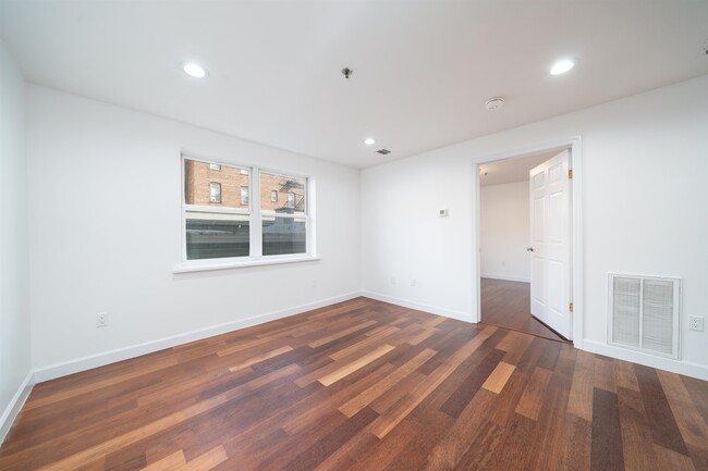 Building Photo - 413-415 9th St