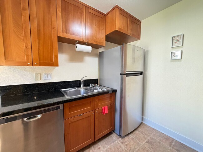 Building Photo - Large Studio in La Jolla / UTC area