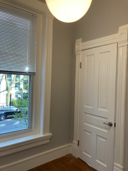 Building Photo - 1102 N Wolcott Ave