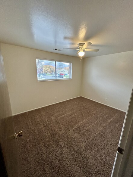 Smaller bedroom - 143 E 1100 S