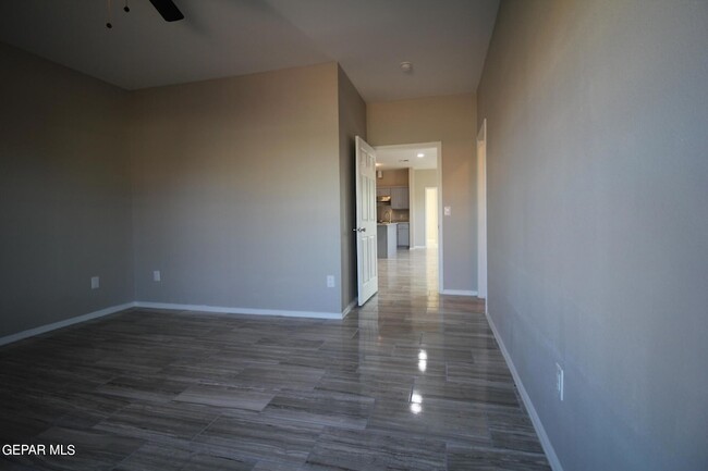 Building Photo - 517 Val Verde St