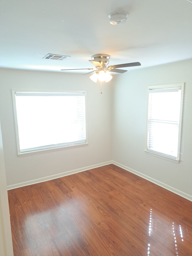 Building Photo - 902 Oaklawn Ave