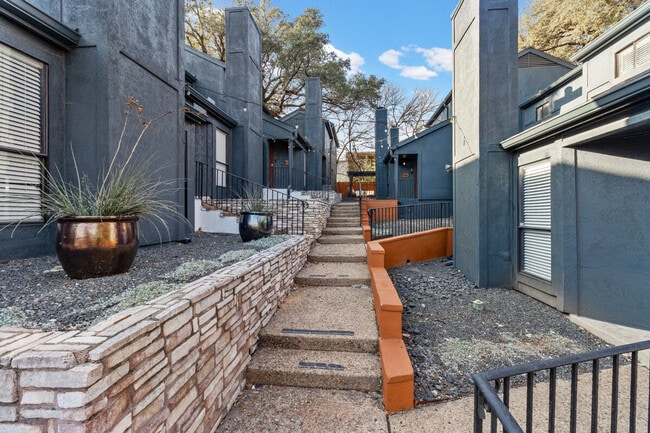 Building Photo - 800 S 1st St