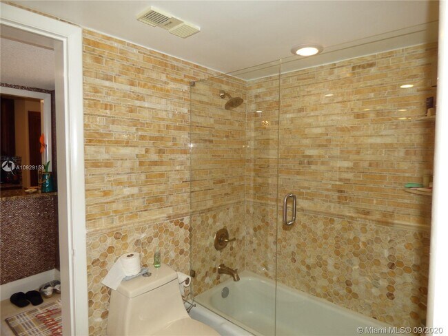 Building Photo - 1523 E Hillsboro Blvd