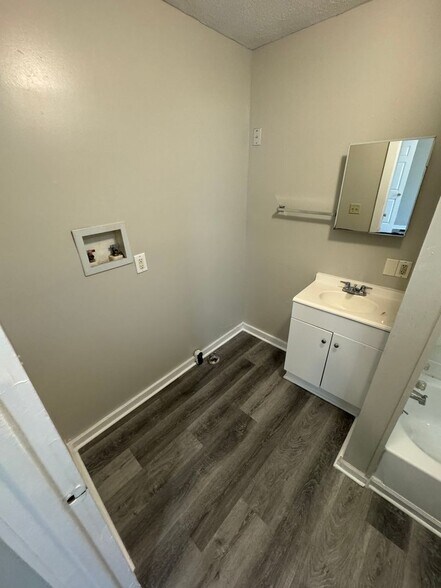 Building Photo - West Side 3 bedroom 2 bath