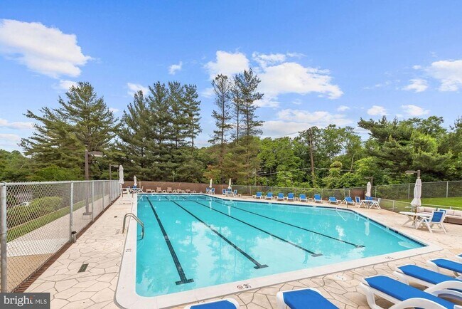 Building Photo - 3800 Powell Ln