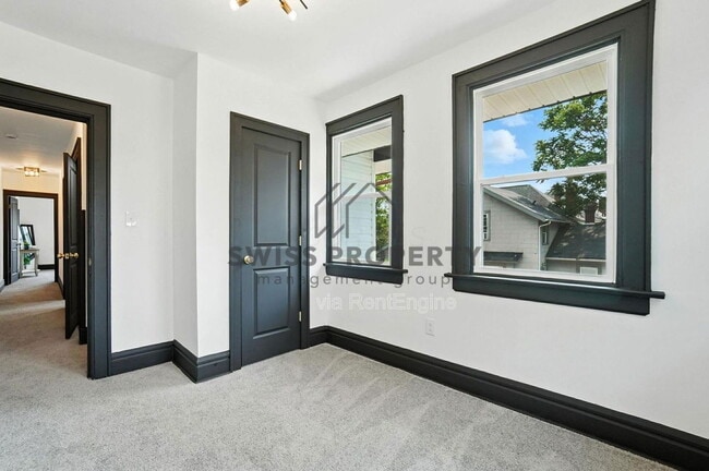 Building Photo - 887 E Livingston Ave
