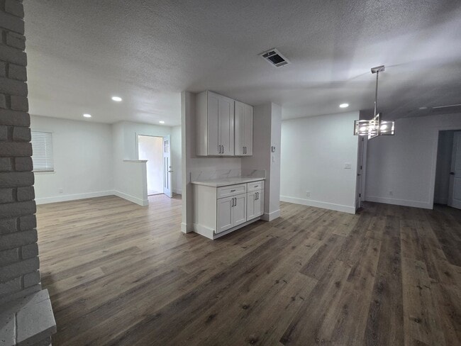 Building Photo - 3 Br 2 BA with extra room in back available now