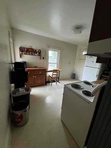 Kitchen - 77 W Howard St