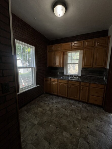 Building Photo - 408 E 4th St