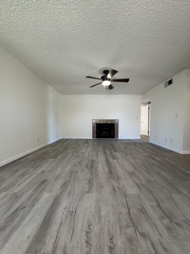 Building Photo - 850 S River Dr