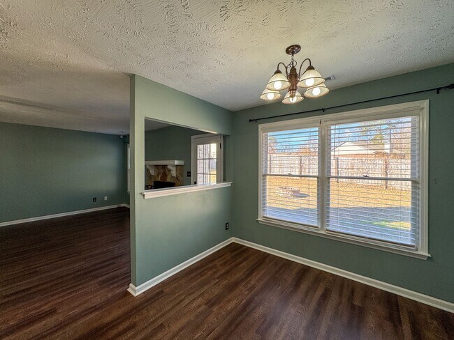 Building Photo - Charming 3 Bed 2 Bath Home with Fenced Backyard