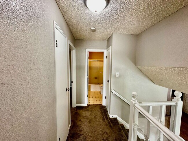 Building Photo - AVAILABLE OCTOBER! Wonderful 3 bed/2 bath ...